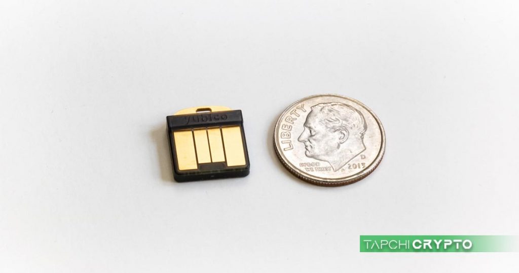 YubiKey 5 Nano có kích thước chỉ tương đương với một đồng xu.