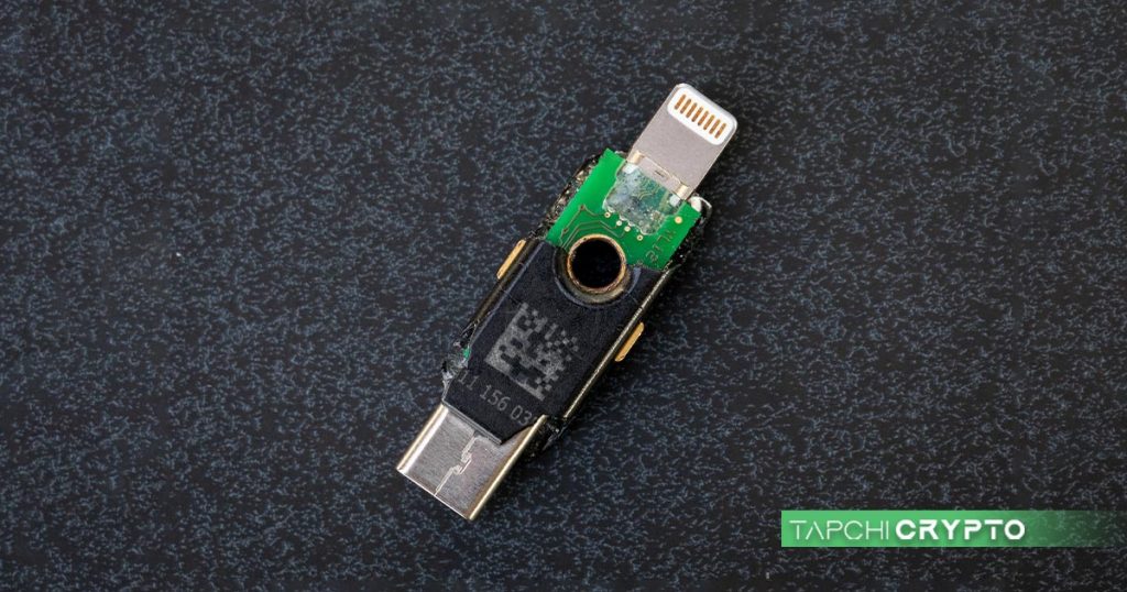 Bên trong một chiếc USB Yubikey 5Ci bị hỏng trong quá trình sử dụng.
